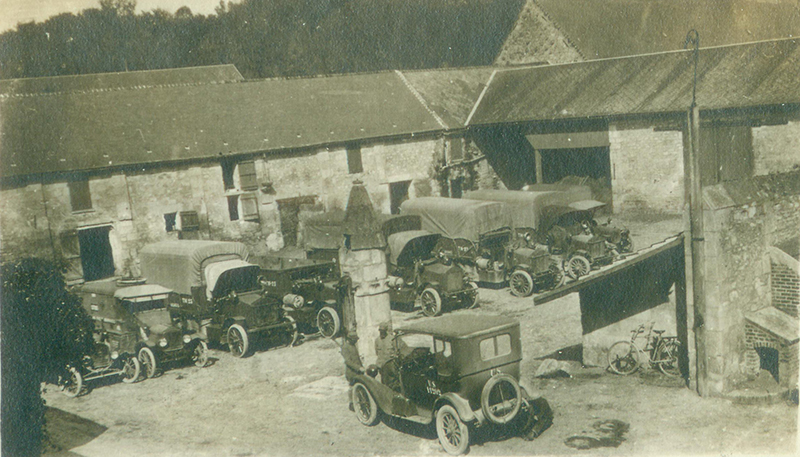 一战时期法国运输车队照片.jpg